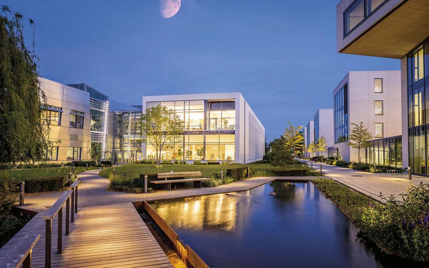 E-CHECK - Blick auf einige beleuchtete Gebäude am Abend · Elektro-Stock