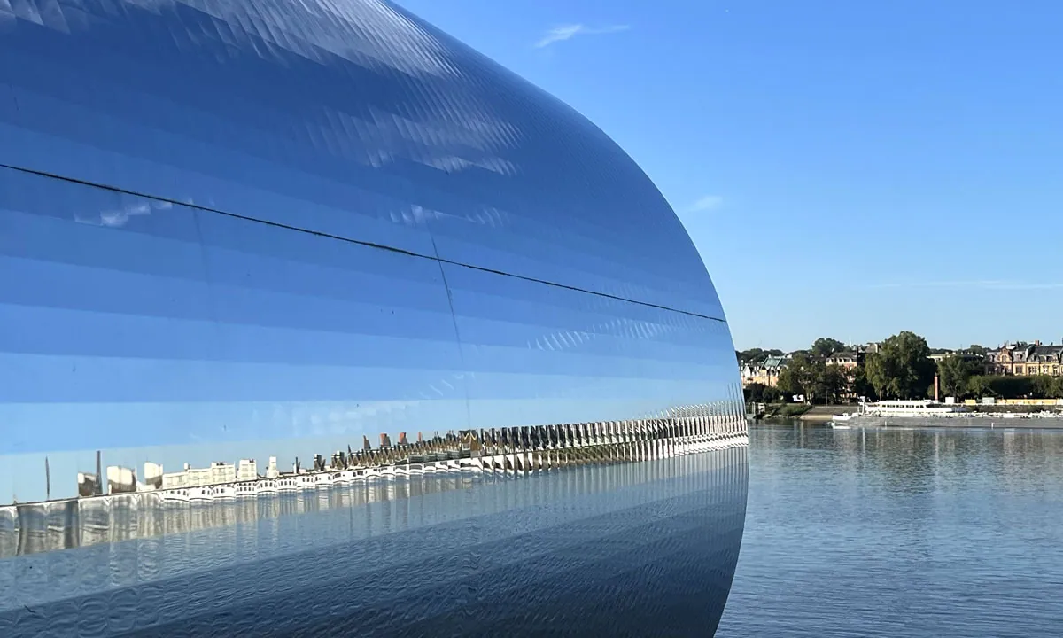 Kunstobjekt mit Spiegeln und Blick über den Rhein auf die Stadt Mainz · Elektro-Stock